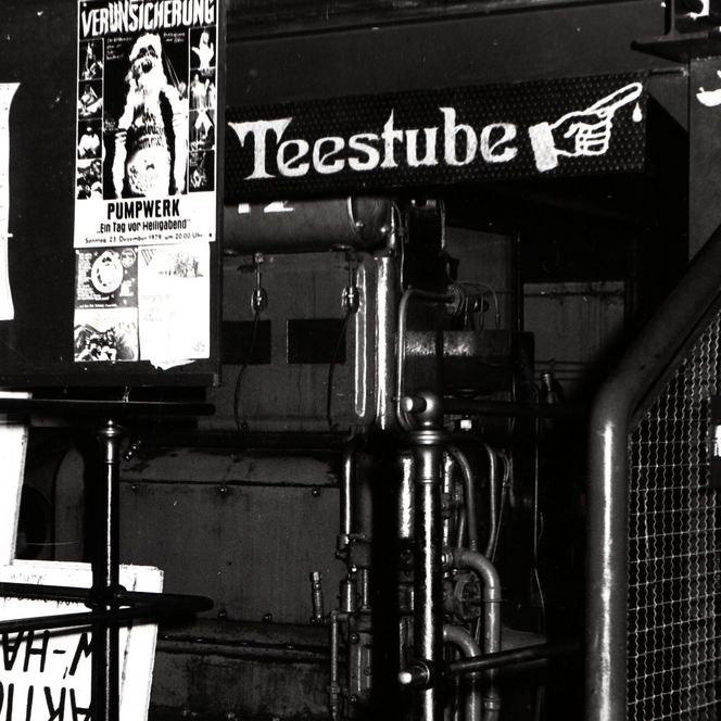 Schwarzweißfotoder Teestube des Pumpwerks Wilhelmshaven aus den 199er Jahren.