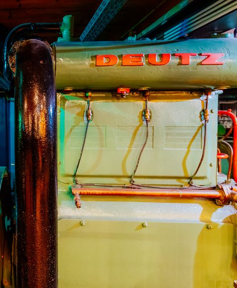 Große Rohre und Deutz-Motor im Kulturzentrum Pumpwerk Wilhelmshaven.
