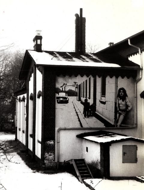 Kulturzentrum Pumpwerk 1990, mit Wandgemälde an der Fassade und verschneitem Dach.