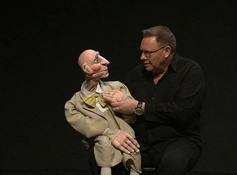 Der Puppenspieler Neville Tranter gewann den Wilhelmshavener Kleinkunstpreis Knurrhahn im Jahr 1993.